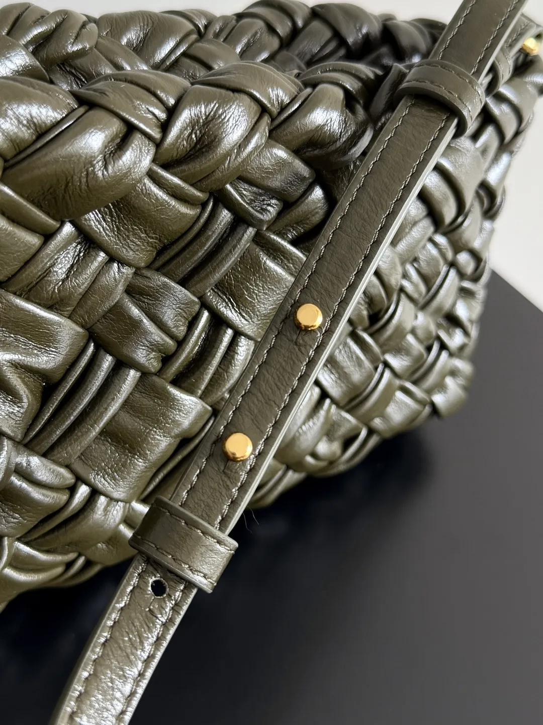 Batch 2560 BottegaVeneta's latest Kalimero cha cha fashionable chacha woven handbag, a solid product! This is really not easy to make. The oil-waxed cowhide used requires craftsmen with more than 10 years of experience to produce the effect. The hand-knitting process is very difficult and time-consuming. It is a very heavy-duty product. It has a unique texture and is worth buying. The length of the shoulder straps is also perfectly adjustable. Style number: 785780 Size: 28.5*15*6cm